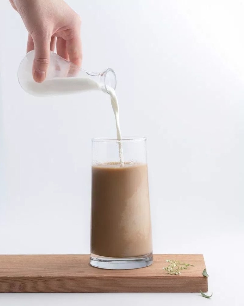 rezepte mit hafermilch kaffee mit hafermilch in einer tasse ausgießen
