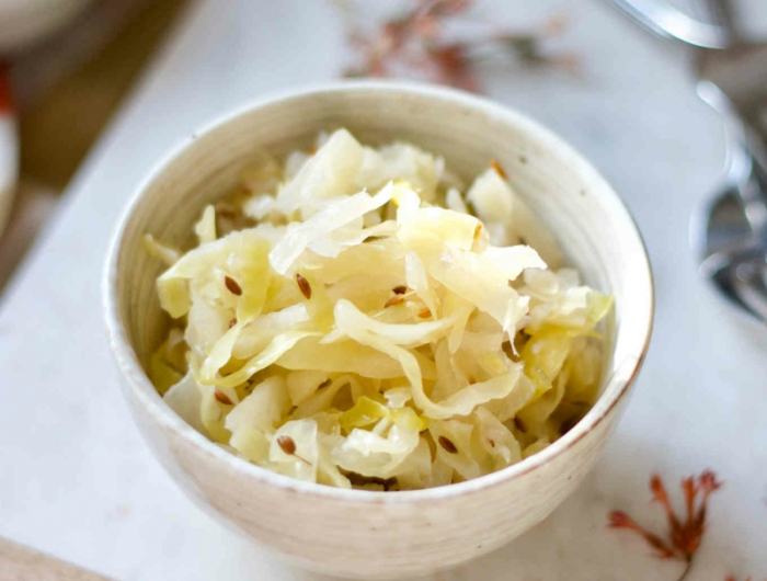 sauerkraut würzen eine weiße schüssel mit salat mit sauerkraut