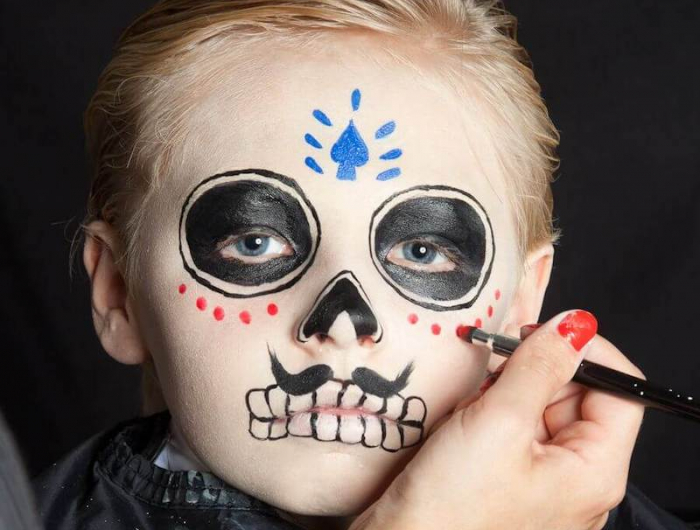 skelett schminken halloween dia de los muertos ein junge