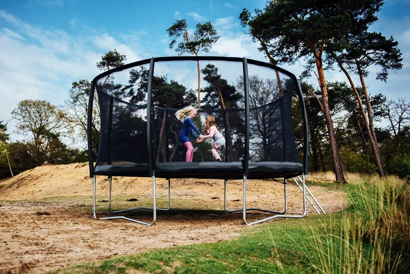 spaß auf dem trampolin kinder garten gestalten