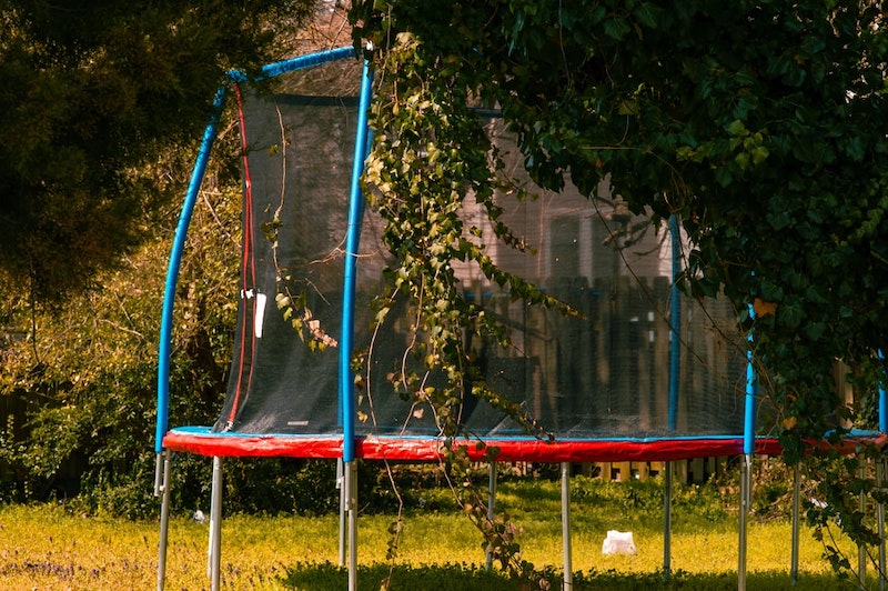 sportübung mit großem sprungbrett trampolin im freien
