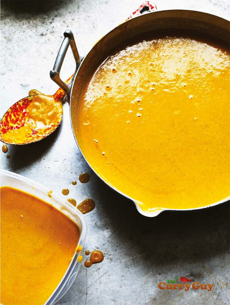 topf mit currysoße für currywurst selber zubereiten einfach