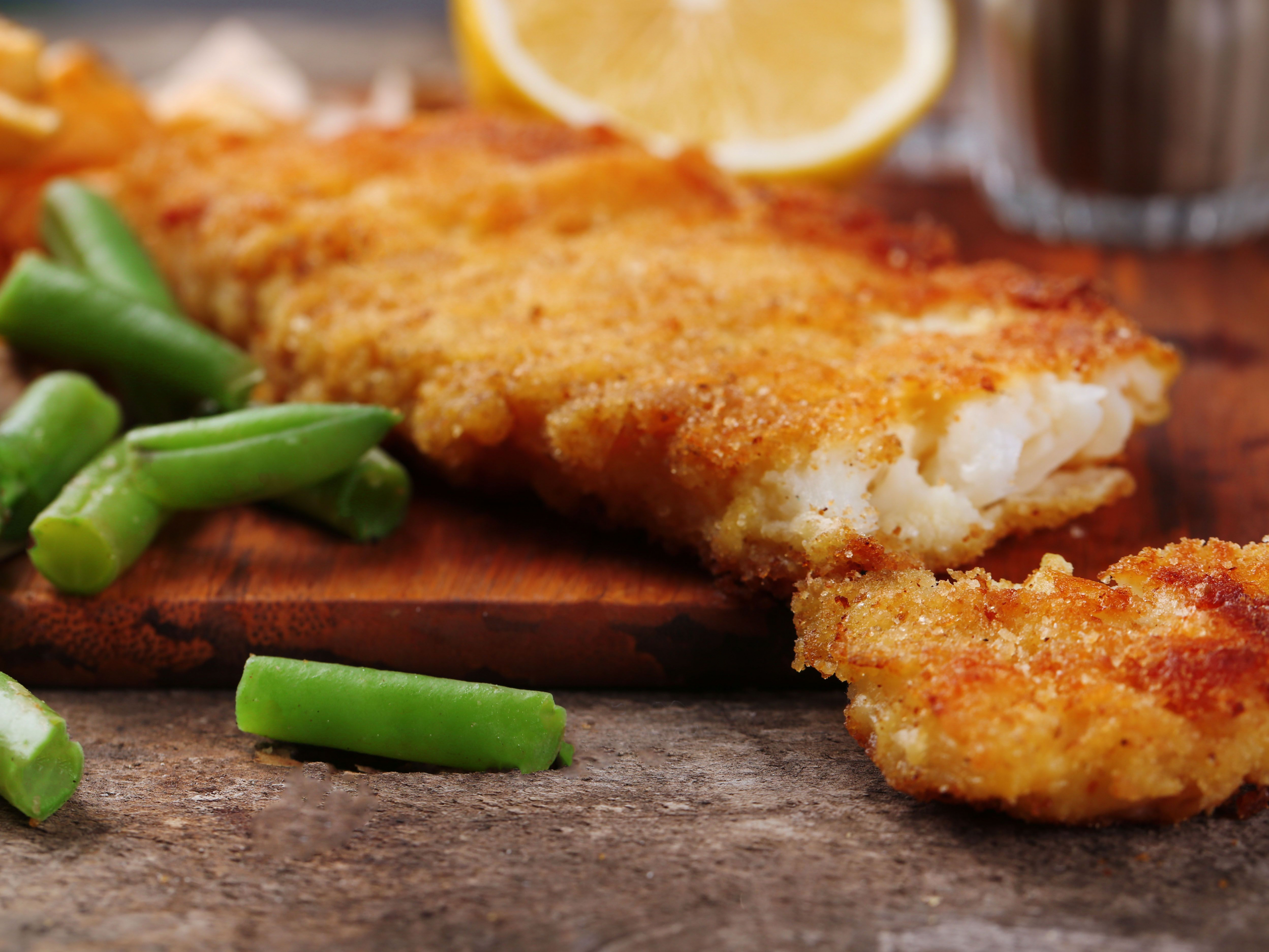 was isst man zu fischstäbchen grüne bohnen auf dem holzbrett