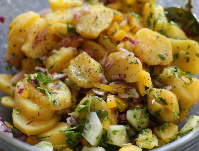 was isst man zu fischstäbchen kartoffelsalat mit gurken und peterislie