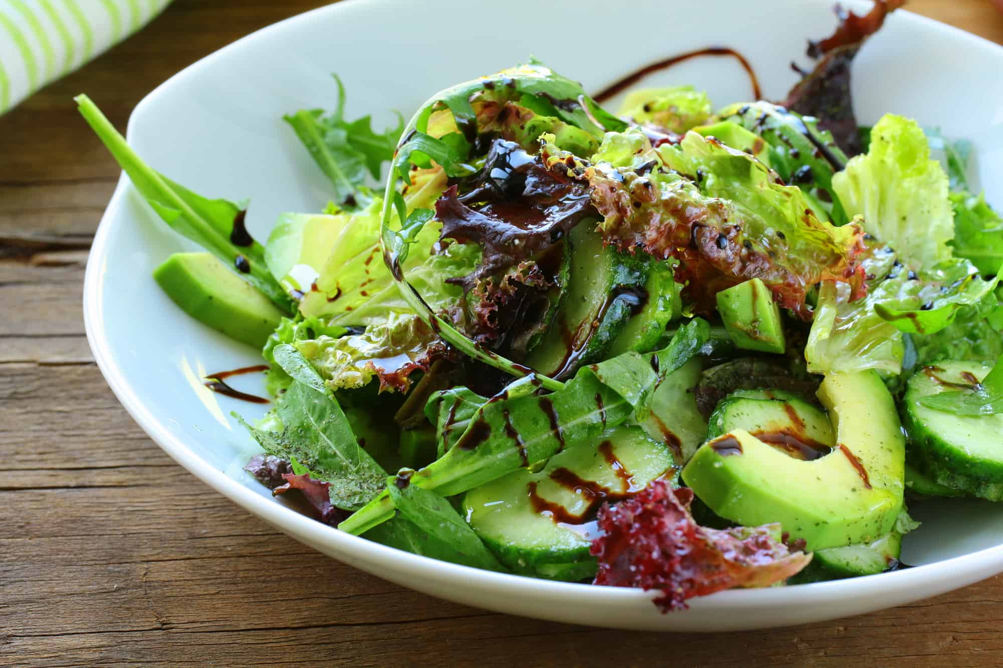 was kann man zu fischstäbchen essen salat mit avocado bunten salatblättern im teller