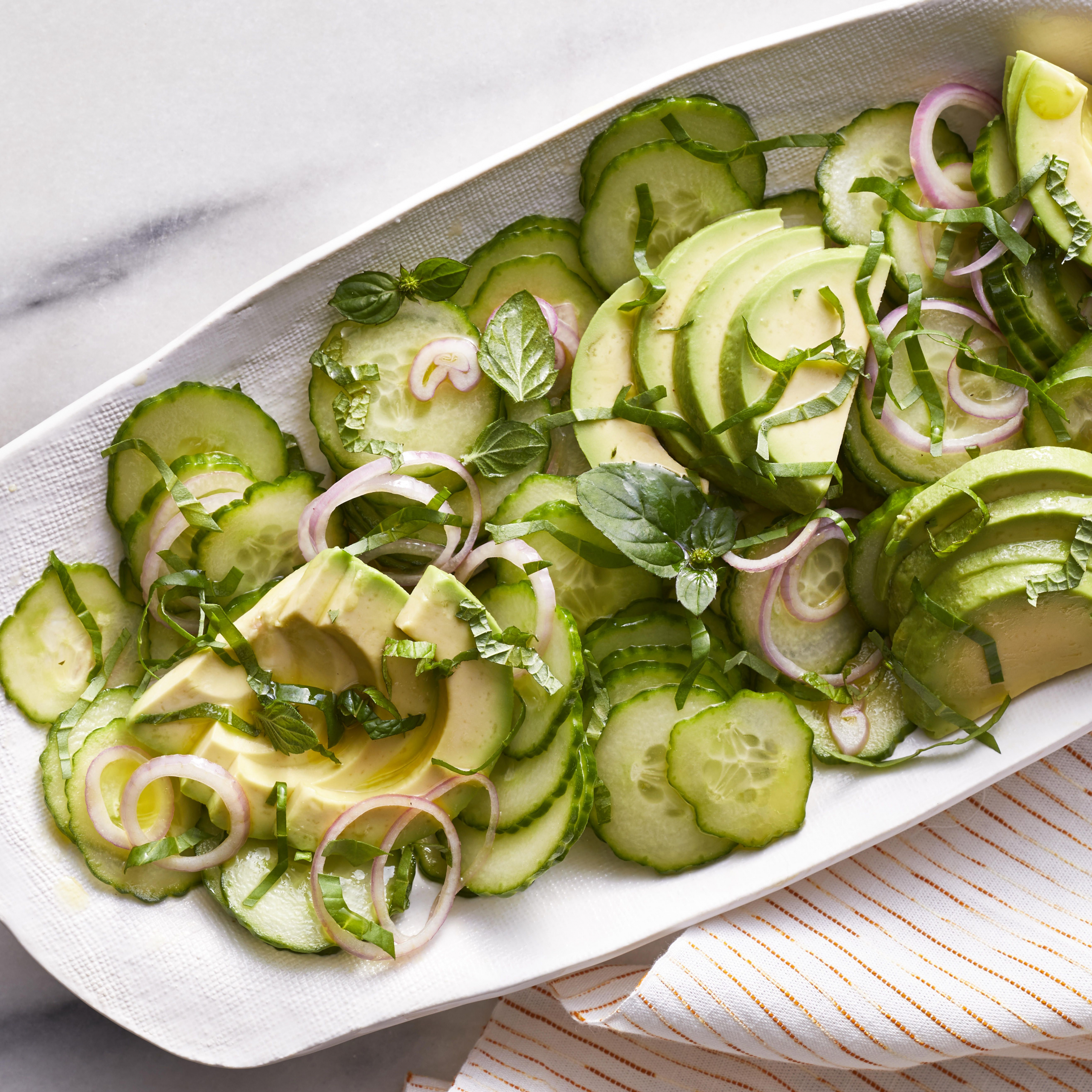 was passt gut zu fischstäbchen gurken und avocado salat im großen teller