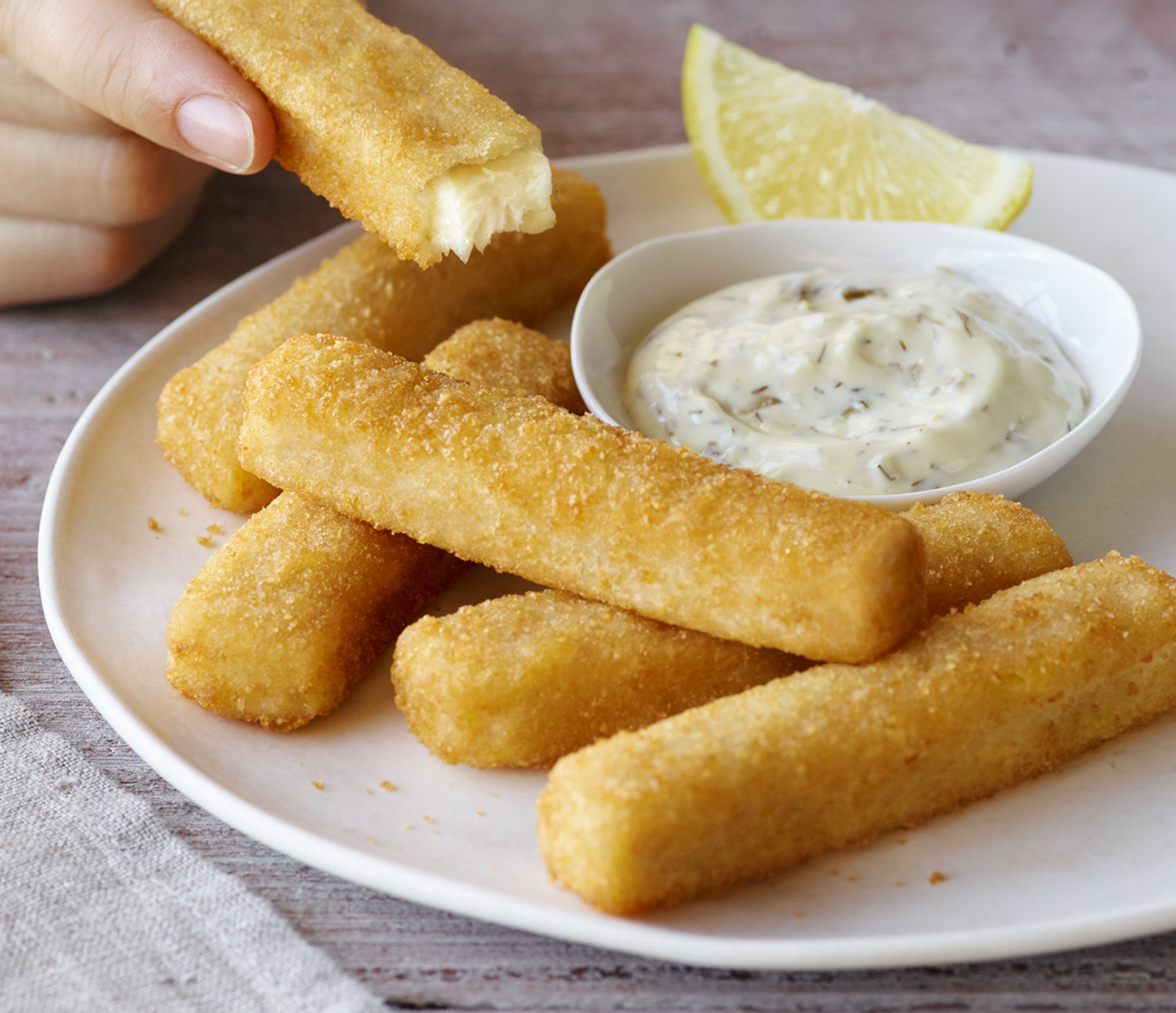 was passt gut zu fischstäbchen tartar sauce selber machen im teller