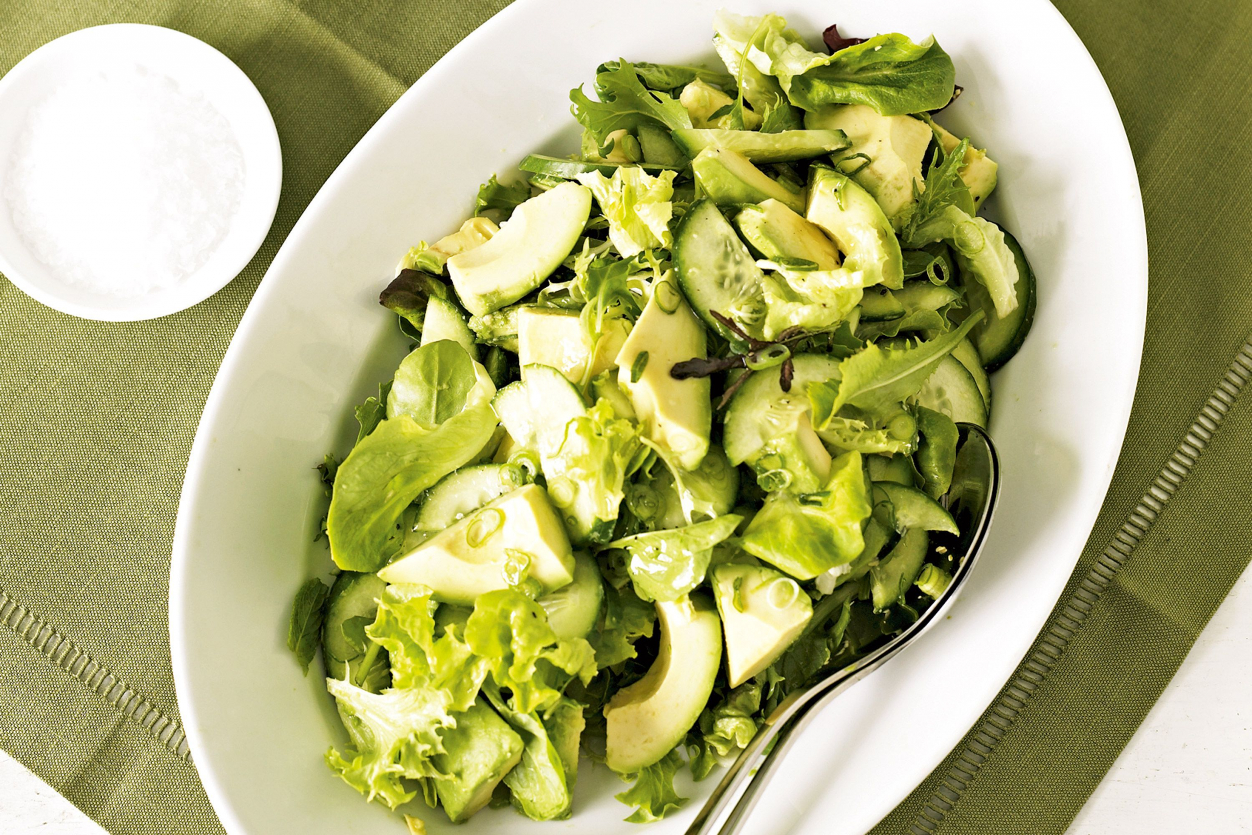 was passt zu fischstäbchen grüner salat mit avocado und gurken im teller