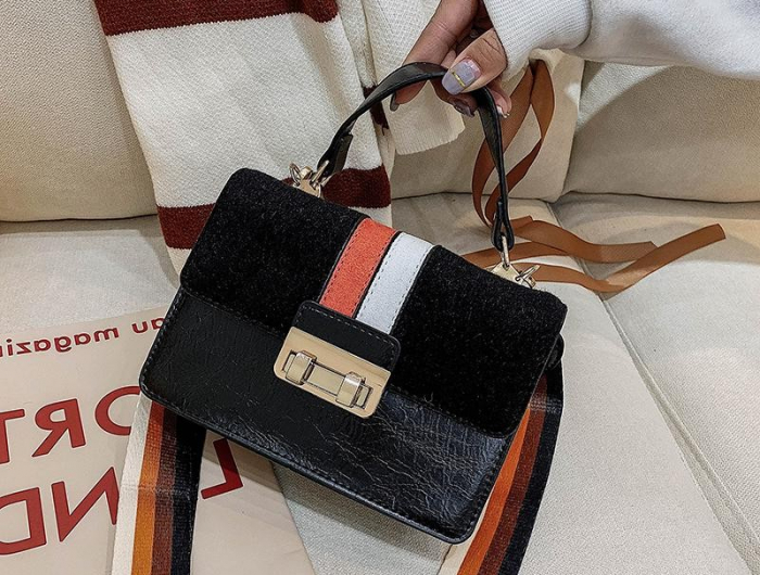 was trägt man im herbst 2021 trendfarben 2021 mode taschen kleine tasche clutch mit stoffgürtel schwarz rot