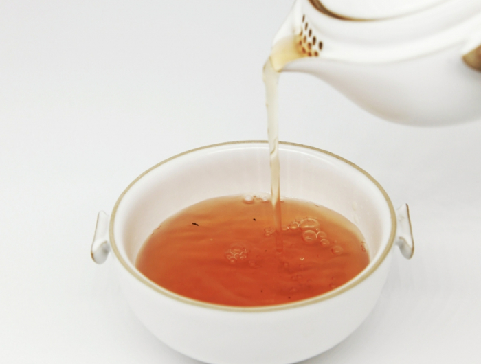 weiße tasse mit tee aus baldrian natürliche schlafmittel