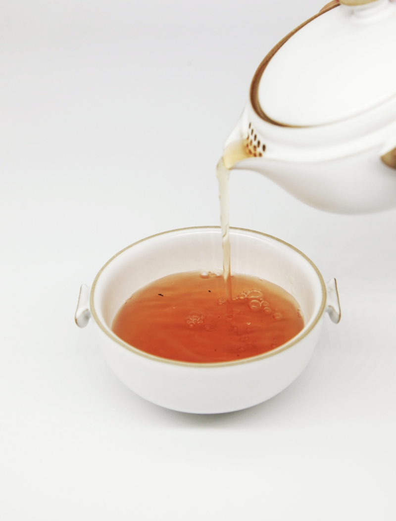 weiße tasse mit tee aus baldrian natürliche schlafmittel
