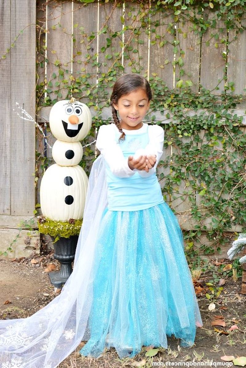 anna und elsa anziehen elsa kostüm und schneemann auf dem hintergrund