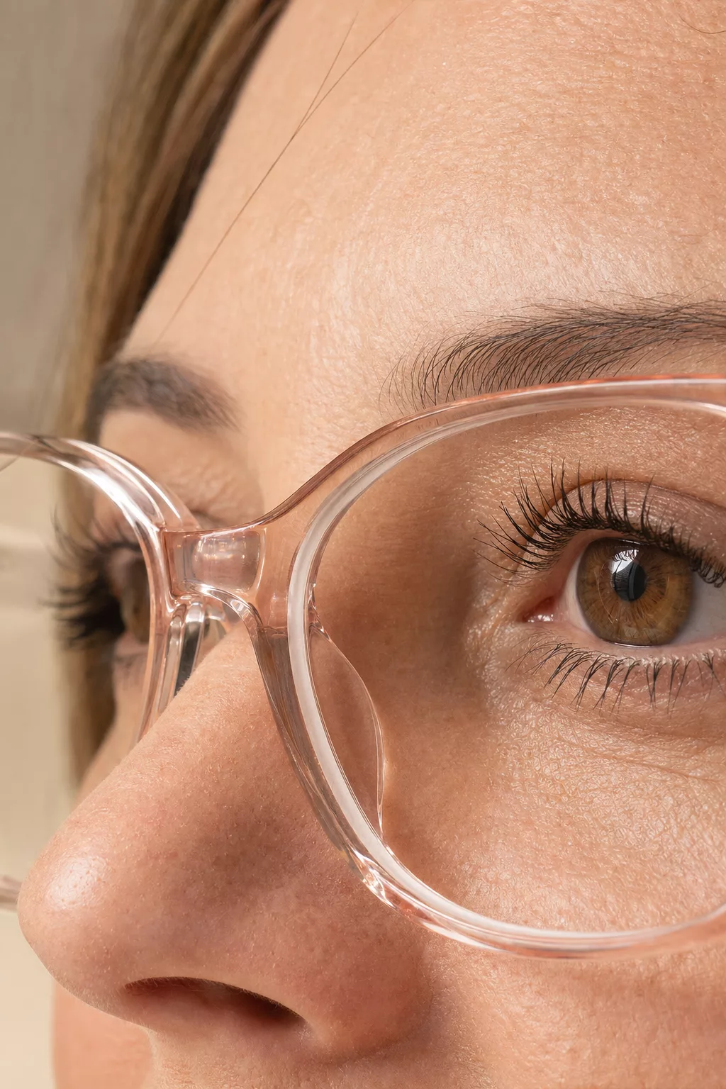 Transparente Kristall-Fassung in Nahaufnahme, Fokus auf Steg und Rand