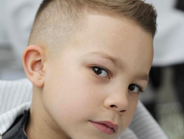 coole frisuren für kleine jungs kurzer fade haarschnitt