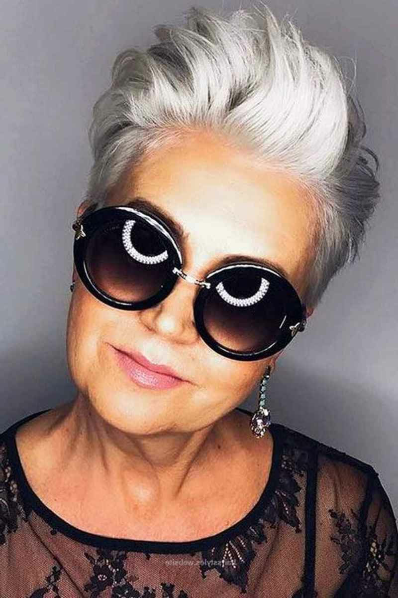 coole kurzhaarfrisuren ideen pixie cut für ältere damen inspo