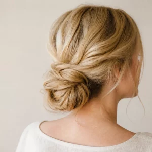 Dutt Frisuren 2026, lockerer tief sitzender Chignon im Nacken