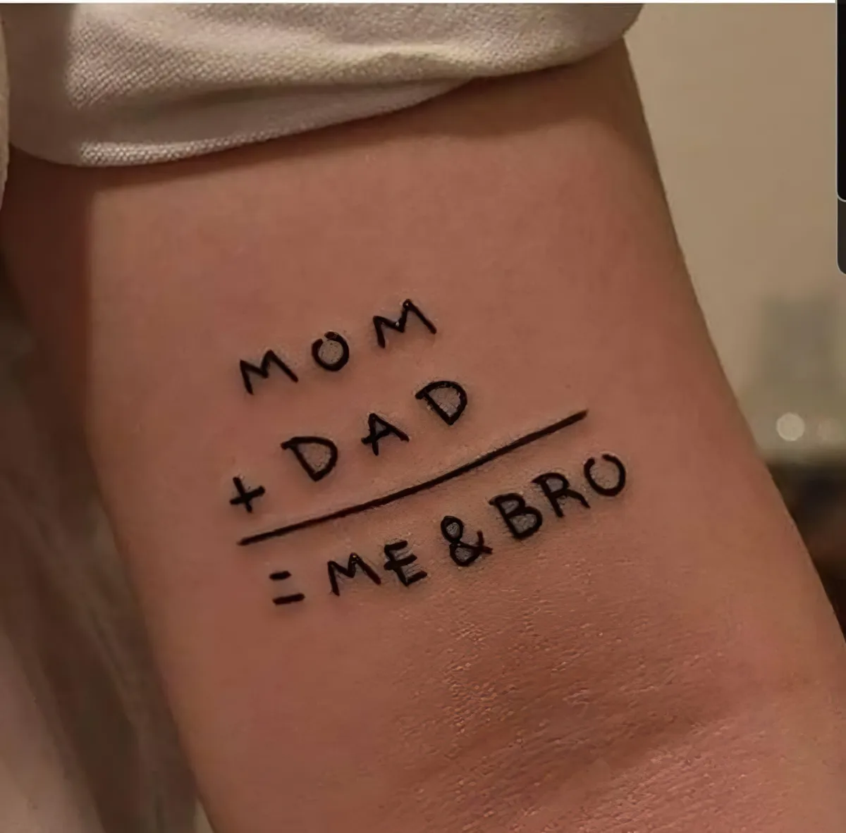 familien tattoo am oberarm mom plus dad kids