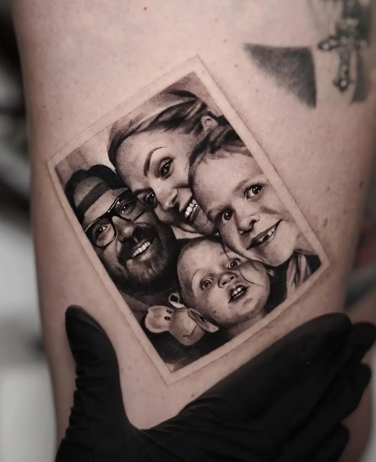 familienfoto tätowieren familien tattoos ideen eltern zwei kinder