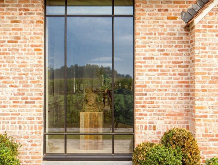 fassade mit hochdruckreiniger reinigen klinker backsteinhaus mit glasfenster