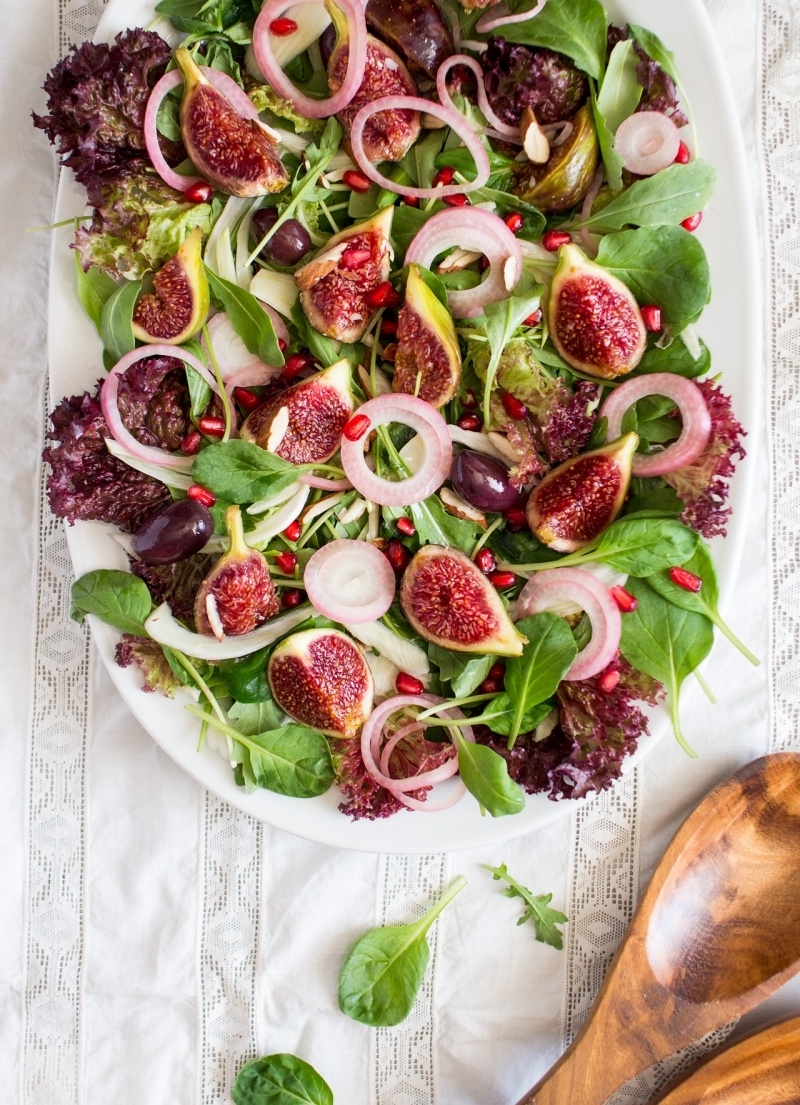frische feigen essen gesunder salat mit rukola zweibeln und feigen