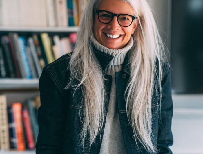 frisuren ab 60 die jünger machen mit brille und weißgrauen haaren