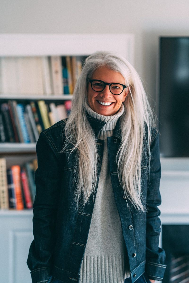 frisuren ab 60 die jünger machen mit brille und weißgrauen haaren