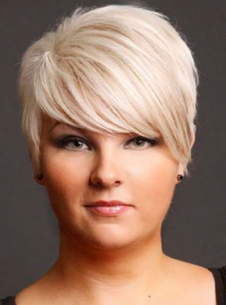 Doppelkinn Frisuren für mollige Frauen mit rundem Gesicht