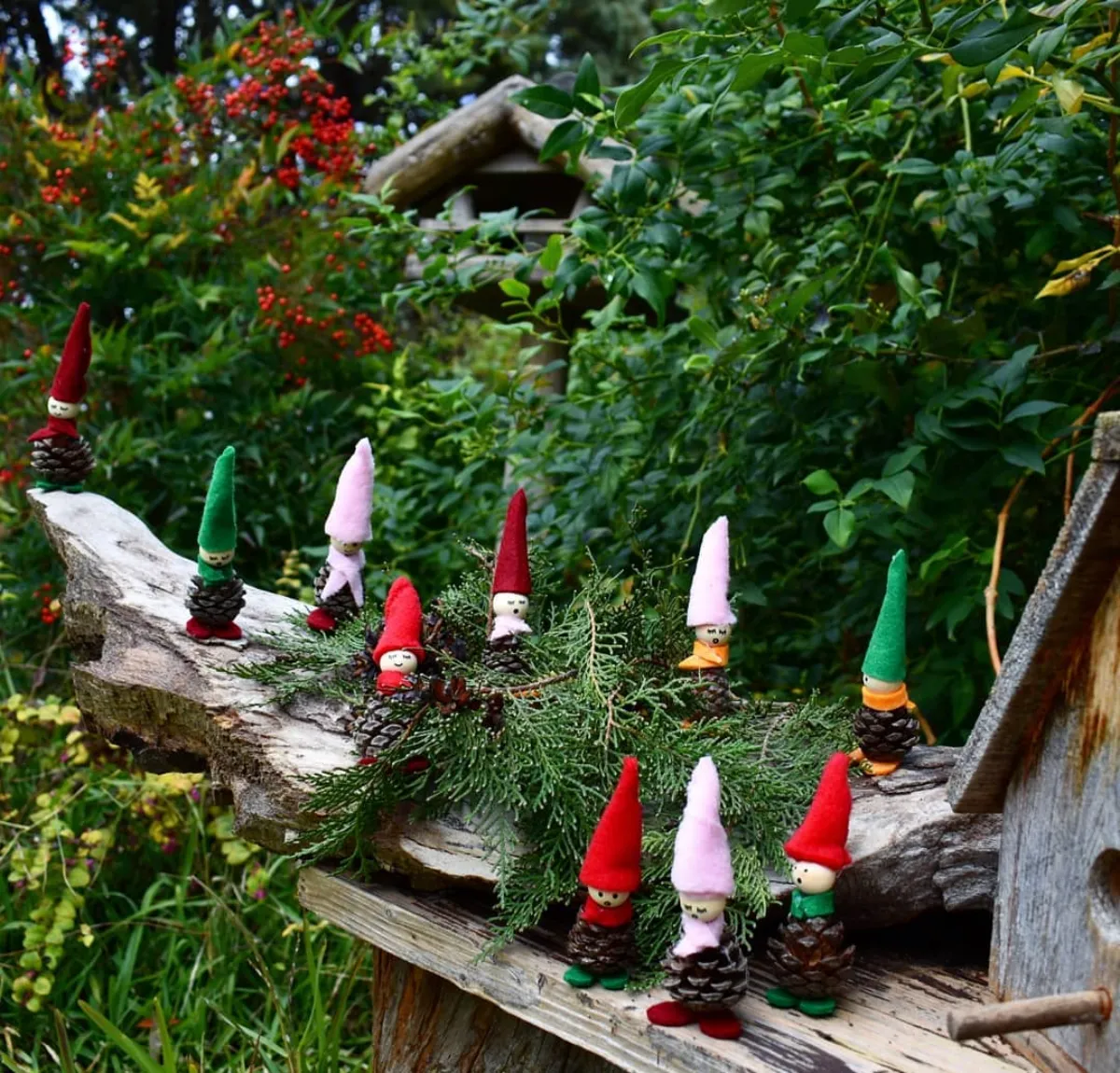 gartendeko aus tannenzapfen selber machen süße männchen