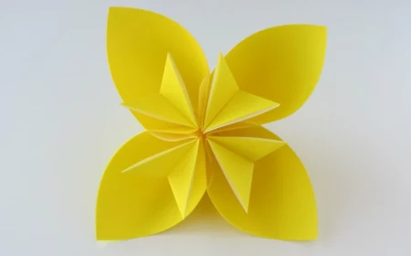gelbes origami kusudama blume