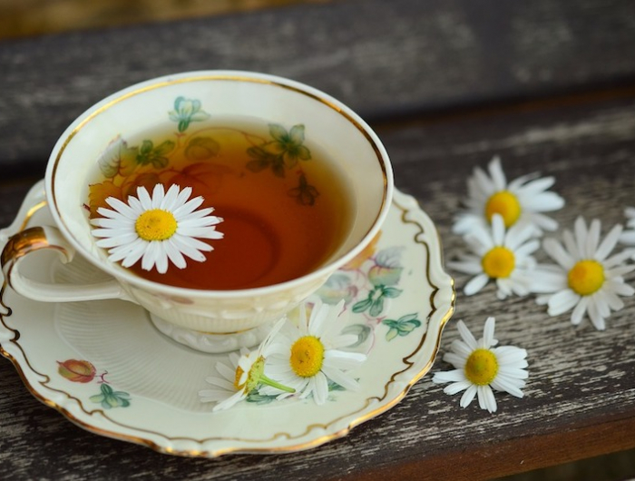 gesunde lebensführung tee in porcelain tasse