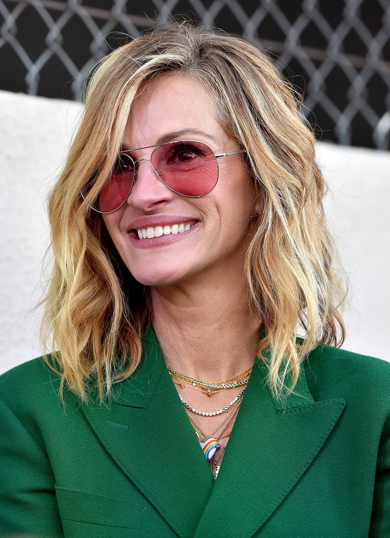 haarschnitt mittellang frisuren damen ab 50 julia roberts in grünem blazer und sonnenbrillen wellige haare blond bob