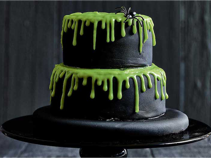 halloween essen party halloween backen ideen schwarze torte drei stufen mit grüner glasur