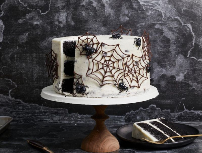halloween gerichte halloween essen party ideen halloween torte selber machen weiße torte mit spinnen