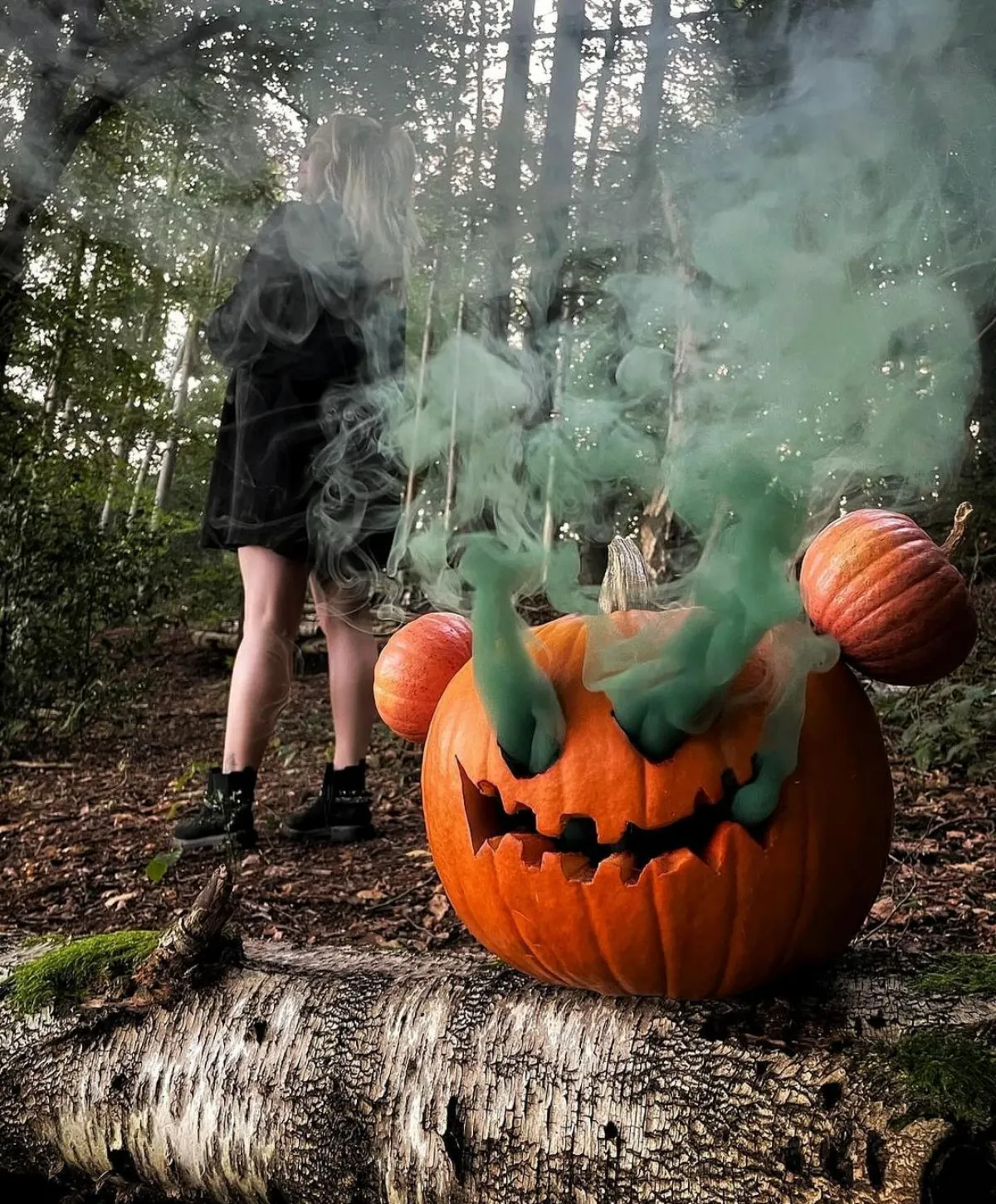 halloween kürbis gruseliges gesicht grüner rauch