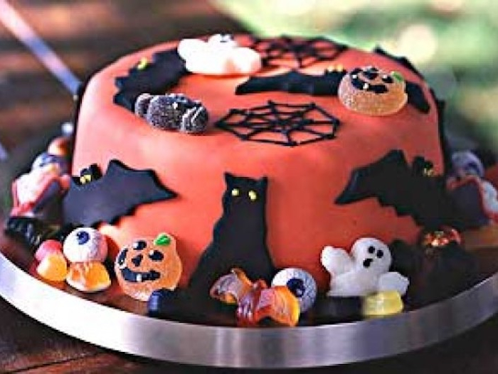 halloween party essen halloween backen ideen halloween torte mit fondant orange und schwarze deko