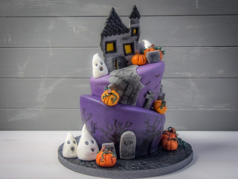 halloween torte selber machen halloween gerichte buffet lila torte mit kürbisse hexenhaus