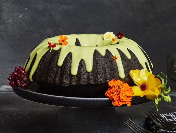 halloween torte selber machen rezept für halloween backen schwarze kekse mit grünem fondant und blumen