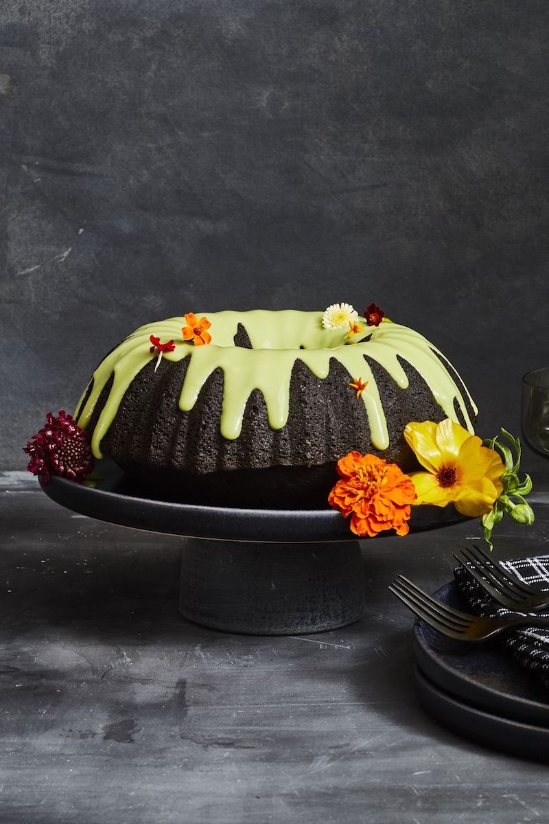 halloween torte selber machen rezept für halloween backen schwarze kekse mit grünem fondant und blumen