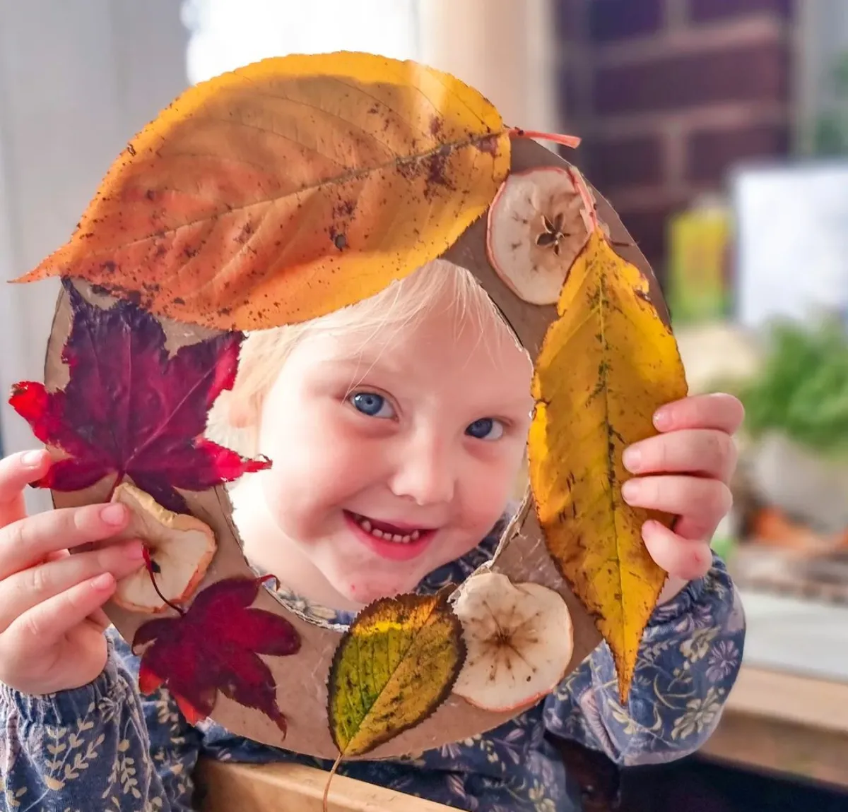 herbstbasteln mit kindern diy kranz mit herbstblättern