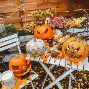 herbstdeko im garten halloween gruselige und lustige kürbis gesichter