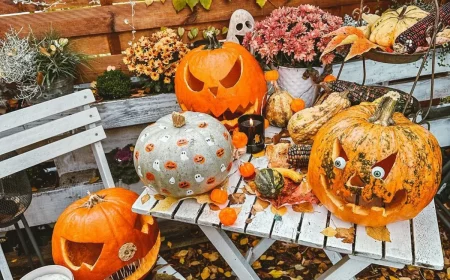 herbstdeko im garten halloween gruselige und lustige kürbis gesichter