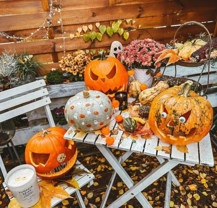 herbstdeko im garten halloween gruselige und lustige kürbis gesichter