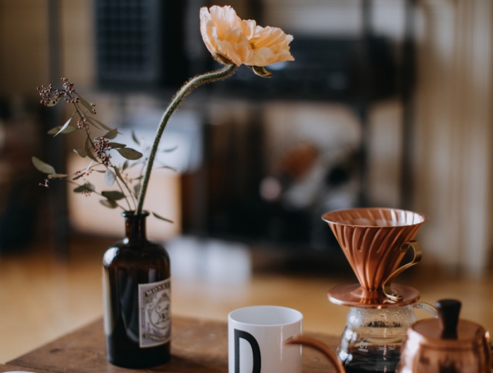 herbstdeko tisch mit kerzen kupfer wasserkessel für kaffee
