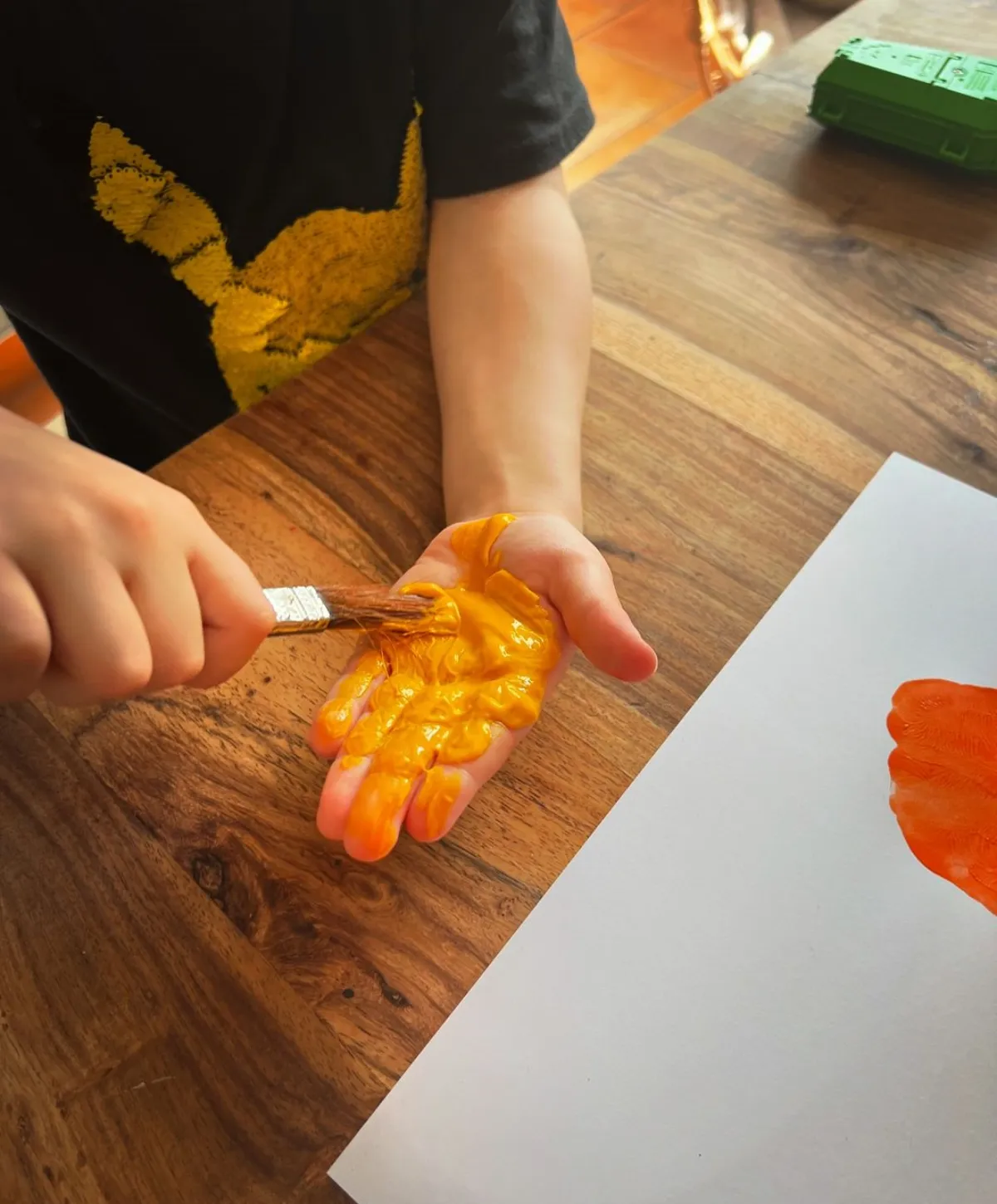 herbstliche bastelideen für kinder handfläche mit farbe bestreichen