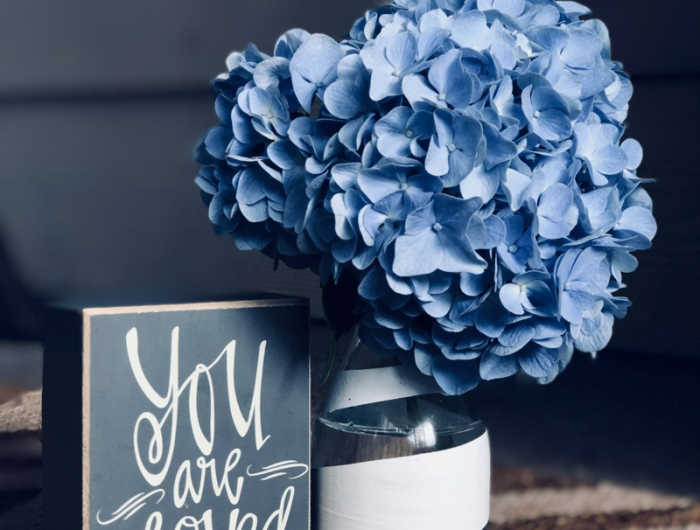 hortensien zurückschneiden im herbst vase mit blauer blume