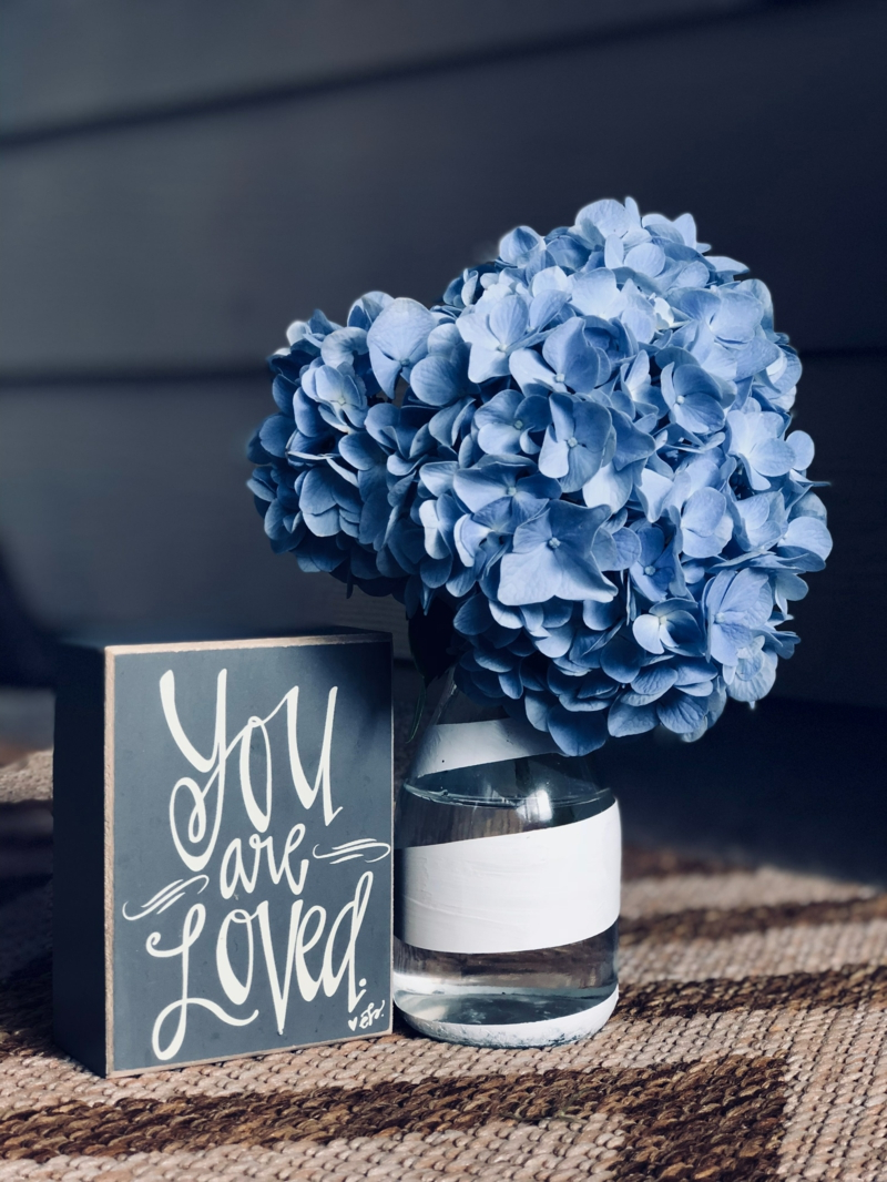 hortensien zurückschneiden im herbst vase mit blauer blume