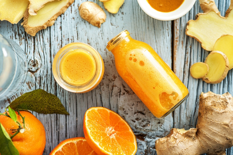 ingwer shot selber machen orangen und kurkuma geschnittene früchte gesunde rezepte