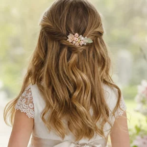 Kommunionfrisuren für Mädchen: halboffene Locken mit Blütenschmuck von hinten