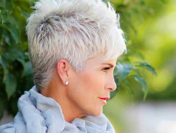kurzhaarfrisuren weiße haare inspo pixie schnitt für ältere damen