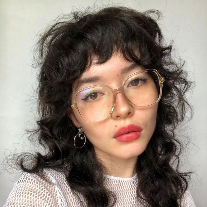 moderne frisuren ideen und inspiration coole große brillen frau mit schwarzen lockigen haaren shag haircut inspo